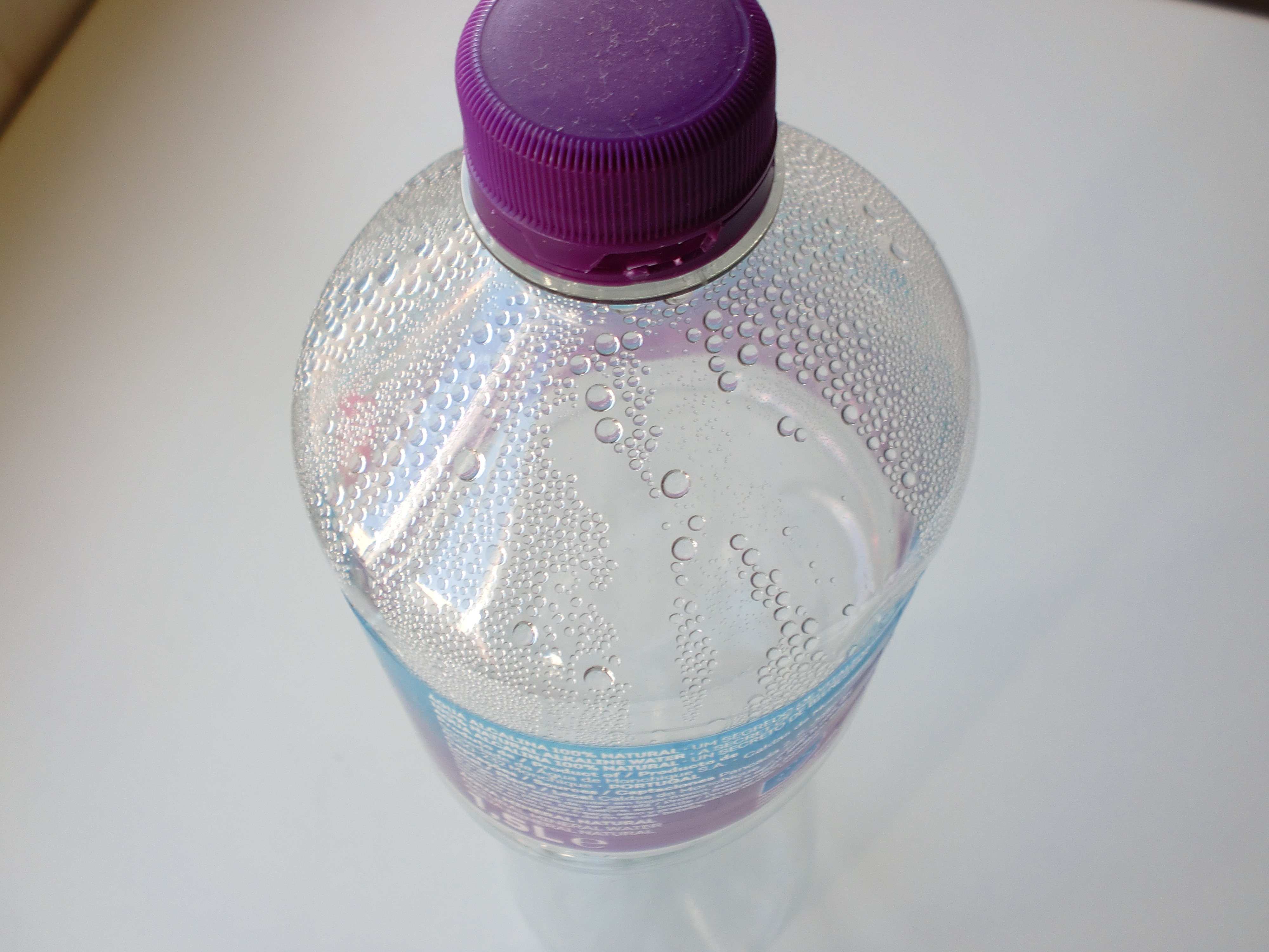 Bolhas de água magnéticas na parte superior da garrafa (1)