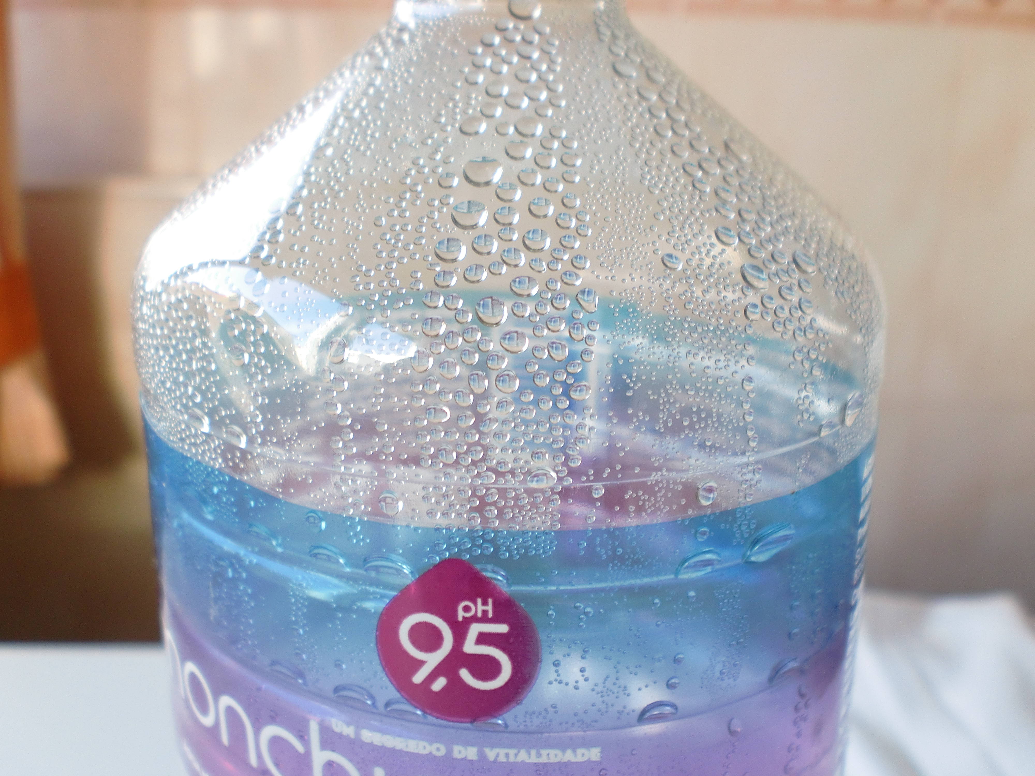 Bolhas de água magnéticas na parte superior da garrafa (2)