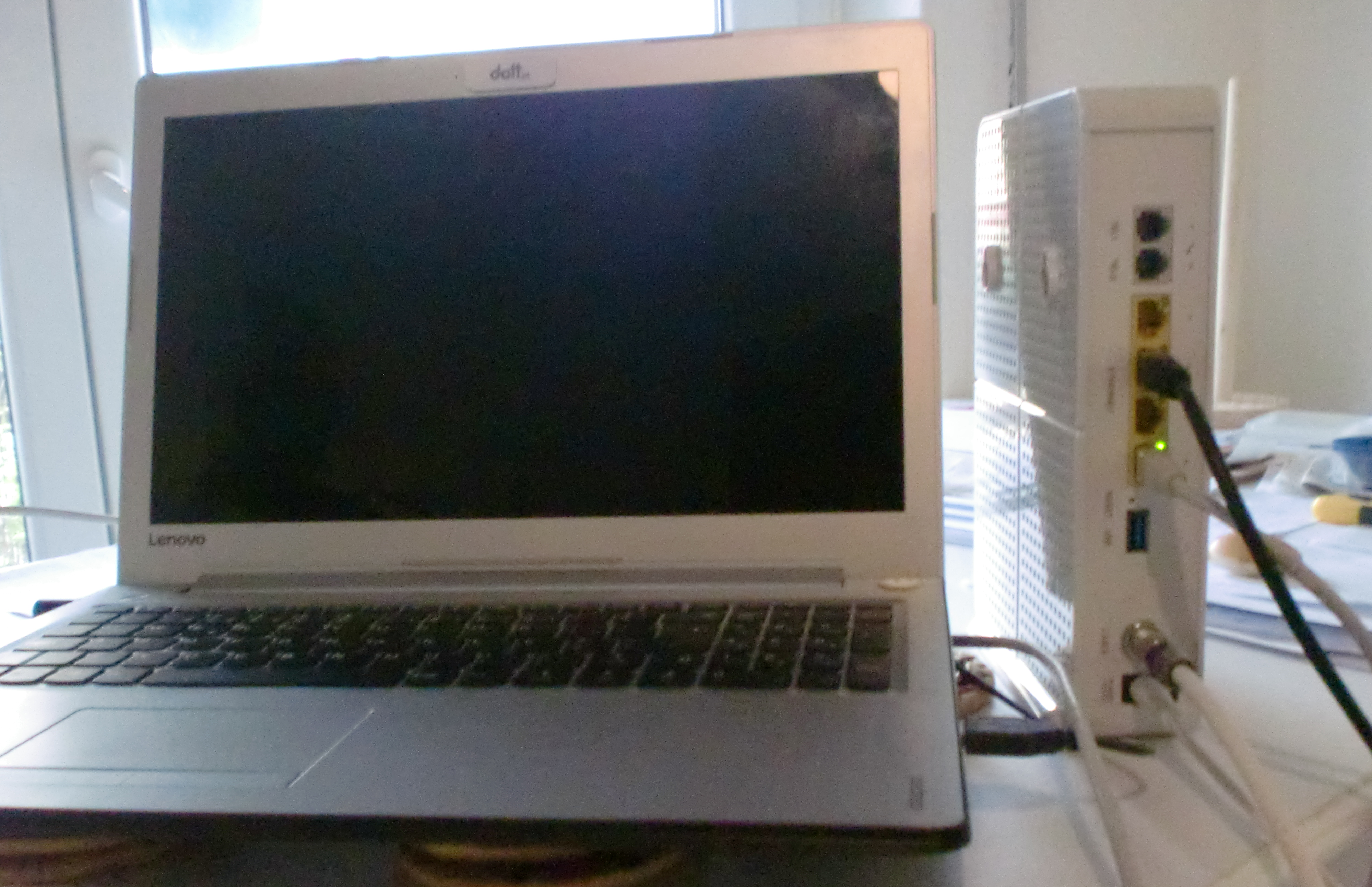 computador desligado com rede ethernet ligada